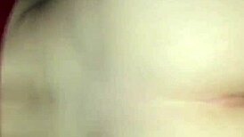 她像专业人士一样承受后入