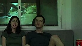 性感辣妹朋友看电影发情忍不住卧室做爱