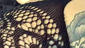 嘿，看Blondebunny8熟女用大假阳具拉伸她的大阴蒂！