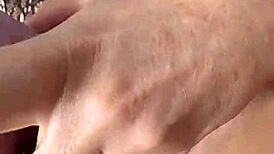 嘿，看Blondebunny8熟女用大假阳具拉伸她的大阴蒂！