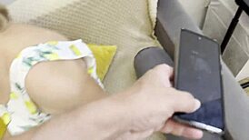 我沮丧的MILF继妈用力吸我的鸡巴