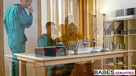 Zazie Skymm fixes office cravings with a quick steamy session