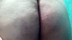 丰满继母享受独自放松浴时间