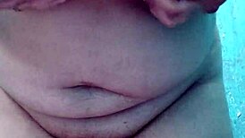 丰满继母享受独自放松浴时间