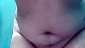 丰满继母享受独自放松浴时间