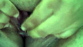 丰满继母享受独自放松浴时间