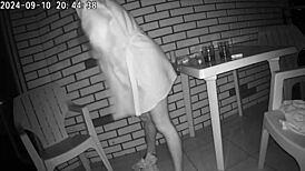 老婆为债务操丈夫朋友的真实出轨。禁忌自制行动原始展开。