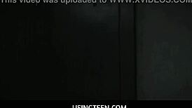 嘿，想看大奶金发熟女办公室被免费操吗？