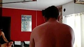 joven desconocido disfruta de una buena experiencia con mi mujer por dinero