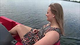 Wild Tretboot-Fick Mitten Auf Dem See with Big Ass Blonde!