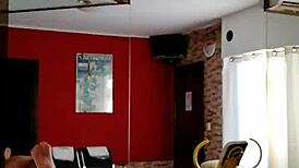 joven desconocido disfruta de una buena experiencia con mi mujer por dinero