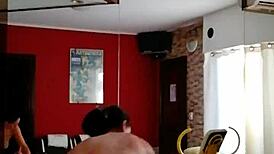 joven desconocido disfruta de una buena experiencia con mi mujer por dinero