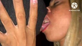 Casada esfrega no dotado e senta com tudo na cabine de swing.