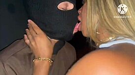 Casada esfrega no dotado e senta com tudo na cabine de swing.