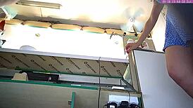 性感金发继妹在工作中被偷窥摄像头抓到。她的裙底闪现纯金第16部分。