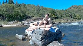 与火辣拉丁情侣在海滩和公交车上冒险性爱！🔥