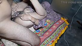 辣熟女继阿姨被诱惑并在Desi印地语性爱中猛干