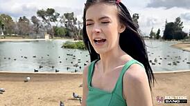 瘦弱青少年Bella Nova炫耀她的紧握技巧