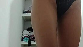 天哪，18岁辣妹为镜头全裸脱衣，老师盯着每下看！