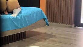 Pervertido caliente sorprende a nalgona con uniforme escolar.