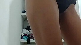 天哪，18岁辣妹为镜头全裸脱衣，老师盯着每下看！