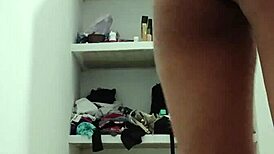 天哪，18岁辣妹为镜头全裸脱衣，老师盯着每下看！