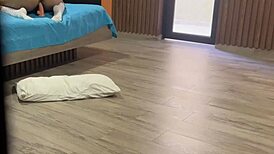 Pervertido caliente sorprende a nalgona con uniforme escolar.