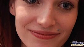 年輕18+秘書在辦公室騎上老闆雞巴，張開雙腿深插，然後幫他口交