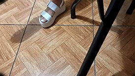 我的继妹穿着白色内裤分开腿让我偷窥...