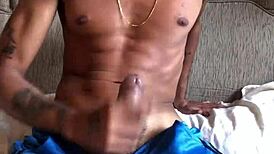 Pau gigante falando putaria e gozando muito na masturbação solo