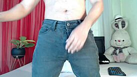 boy in jeans masturbating for you 😏