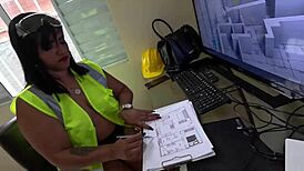 foi fiscalizar a obra e imaginou pedreiros fodendo seu bucetão. latina hairy pussy anal fetish! 🔥