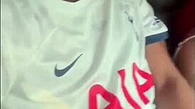 哇，看她在车里吸巨屌到射精！