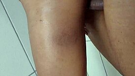 fui tomar banho e o safado do meu irmao invadiu o banheiro e tomou banho comigo