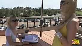 终于找到辣妹伙伴和甜美金发玩甜蜜女同