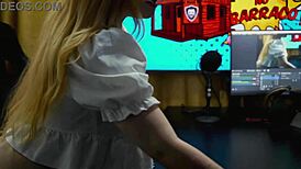 a branquinha da viamms de quatro na mesa do podcast, calcinha minúscula mostrando tudo, caramba! 🔥