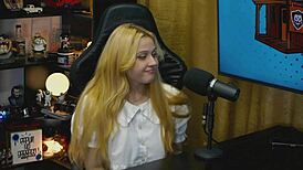 a branquinha da viamms de quatro na mesa do podcast, calcinha minúscula mostrando tudo, caramba! 🔥