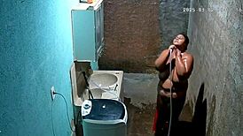 Camera escondida madrasta se depila enquanto seu enteado a vê na câmera