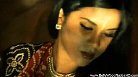 Indian Milf Brunette Masturbates In High Definition!