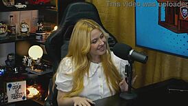 a branquinha da viamms de quatro na mesa do podcast, calcinha minúscula mostrando tudo, caramba! 🔥