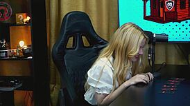 a branquinha da viamms de quatro na mesa do podcast, calcinha minúscula mostrando tudo, caramba! 🔥