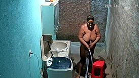 Camera escondida madrasta se depila enquanto seu enteado a vê na câmera