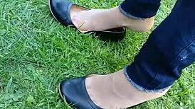 我爱脚趾伸进肉色丝袜和平底鞋