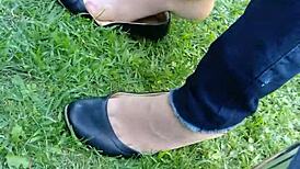 我爱脚趾伸进肉色丝袜和平底鞋