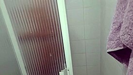 Mi emploeador spío a mi madrastra en el baño y grabó todo