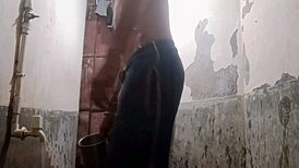 加尔各答小哥浴室自撸射精