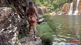 Fomos pegos TRANSANDO na cachoeira durante férias com Damiana