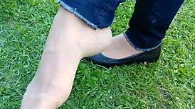 我爱脚趾伸进肉色丝袜和平底鞋