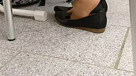 我爱脚趾伸进肉色丝袜和平底鞋