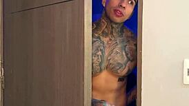 丰满继母在丈夫缺席期间秘密勾搭肌肉继子。